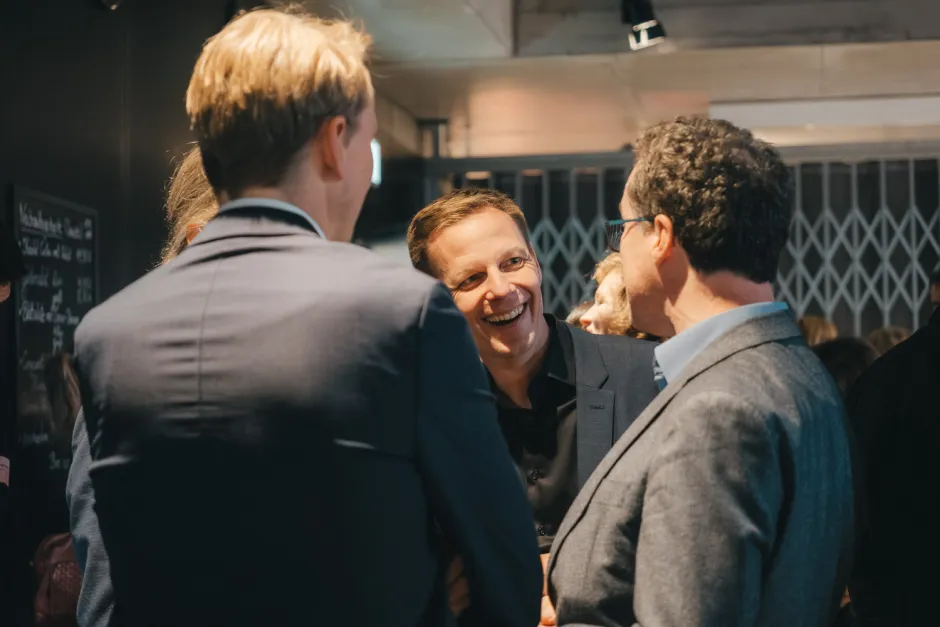 Besucher*innen im Gespräch